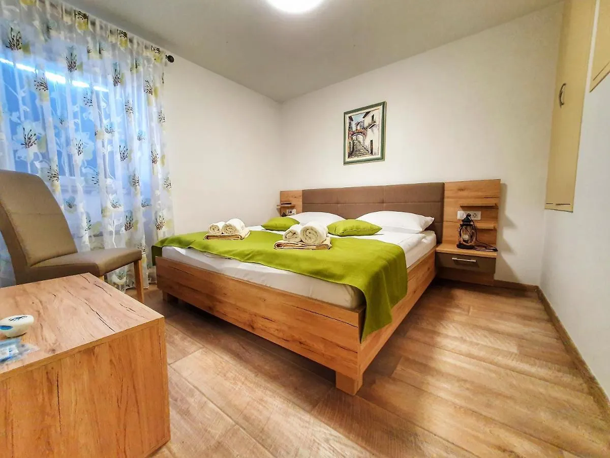 Bed & Breakfast Daniela Veleniki 3*,